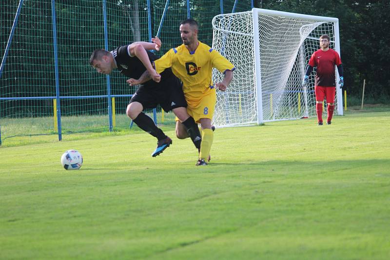 V sousedském derby šlo o hodně. Lutyni (ve žlutém) nakonec remíza 1:1 se Záblatím stačila k postupu do I.A třídy.