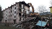V Karviné-Novém Městě začaly demolice dalších asi 60 vchodů. Byty byly zdevastované po nepřizpůsobivých nájemnících a jejich majitel - spol. Residomo - se domy rozhodl strhnout.