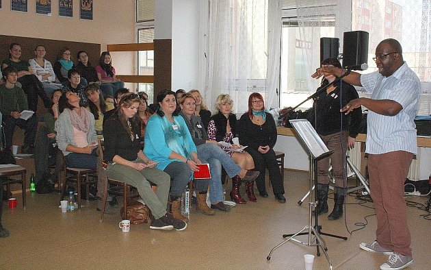 Vynikající sbormistr a gospelový zpěvák pastor David Daniel z Londýna zavítal do Orlové na gospelový workshop. 