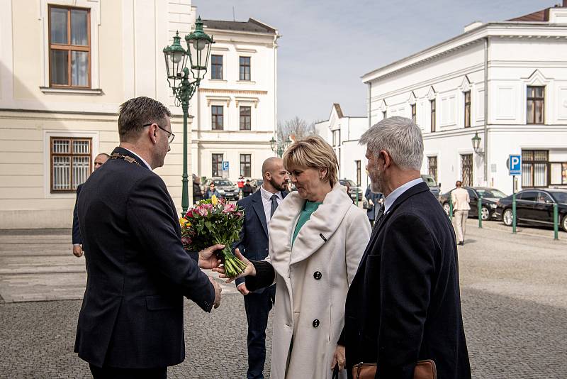 Pokračování dvoudenní návštěvy prezidenta Petra Pavla v Moravskoslezském kraji, 29. března 2023, Karviná. Prezident Pavel v doprovodu manželky Evy se setkal s primátorem Karviné Janem Wolfem (vlevo).