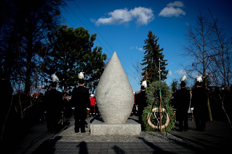 Památku havířů připomíná v centru Stonavy žulový monument ve tvaru slzy, 20. prosince 2019.