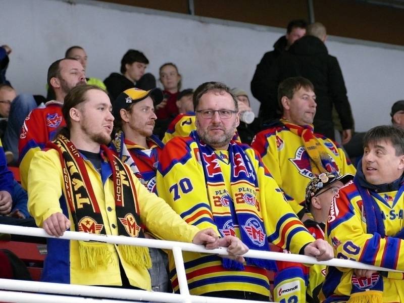 Pohled na střídačku a tribuny havířovského zimního stadionu