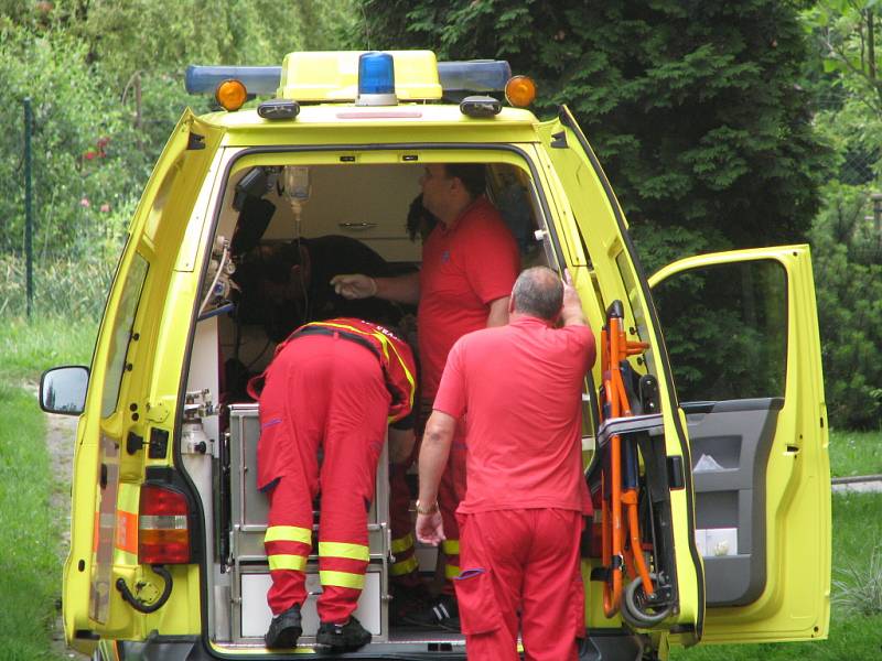 Posádce pozemní záchranné služby přispěchali na pomoc při záchraně života starší ženy zraněné po pádu z okna i jejich letečtí kolegové. 