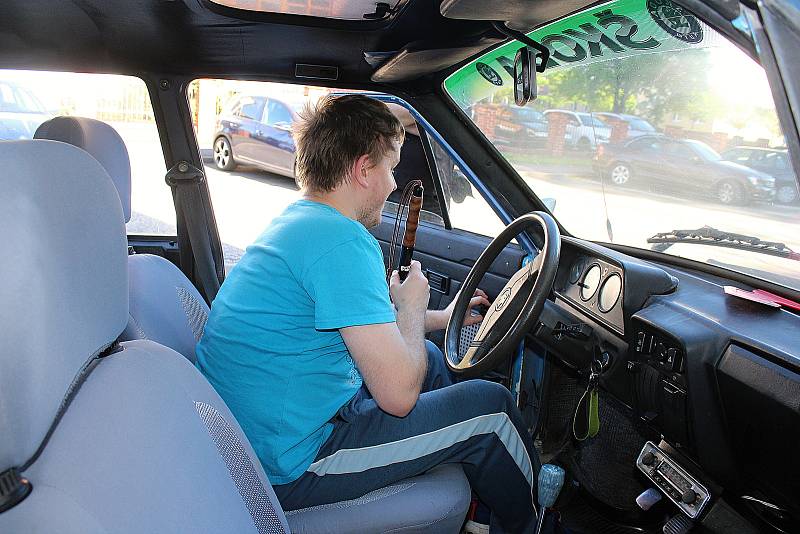 Nevidomý Pavel Vlček si „prohlíží“ auto, které mu přivezli na ukázku.