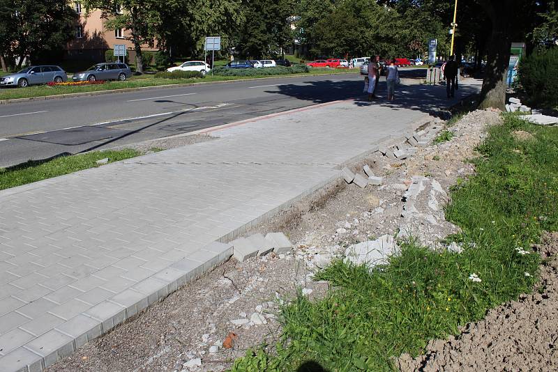 Nedokončené chodníky s cyklostezkou podél Dlouhé třídy v Havířově 4. července 2018. Hotovo mělo být 22. května.