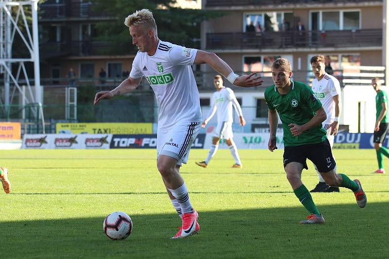 Karvinští fotbalisté (v bílém) vyhráli v Příbrami 2:0.