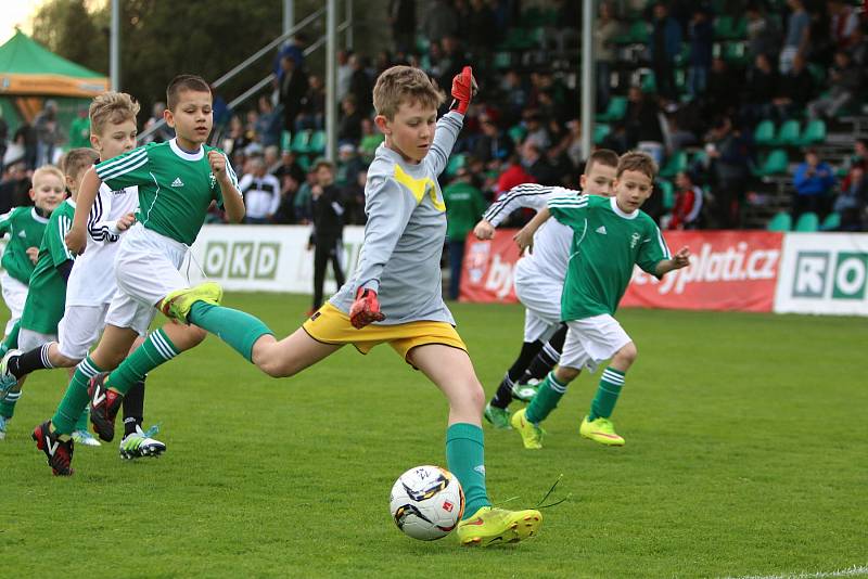 Karvinští fotbalisté (v bílém) zvládli zápas o šest bodů se Sokolovem.