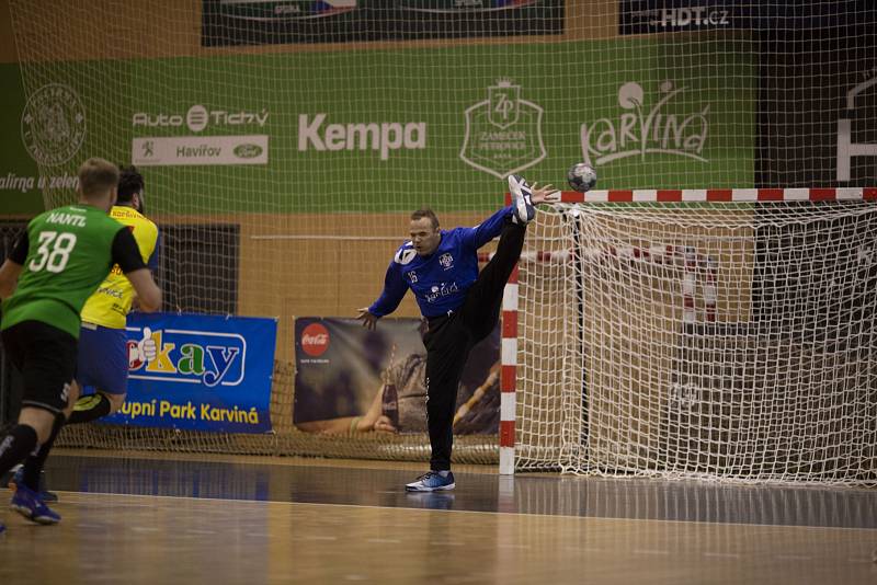 Karvinští házenkáři (v zeleném) ovládli bojovné nedělní derby s Kopřivnicí.