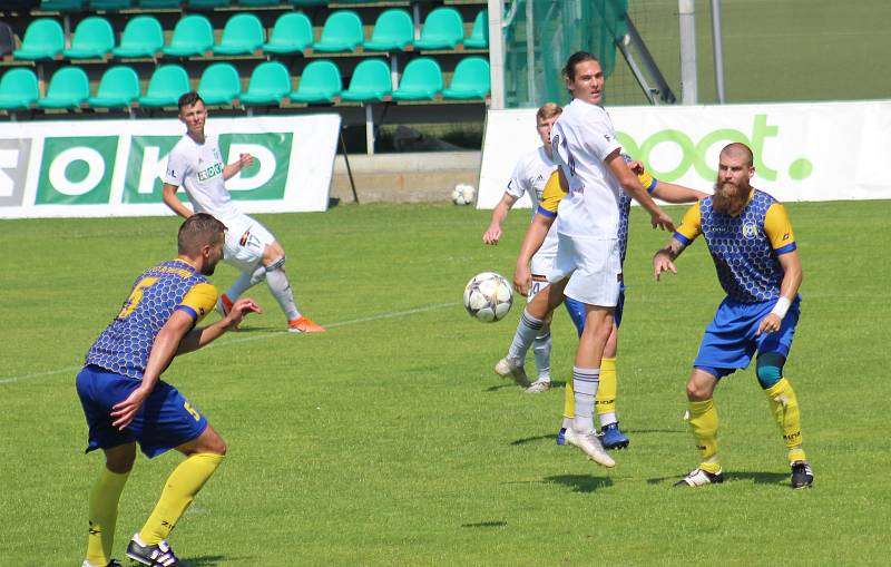 Šlágr úvodního jarního kola divize F se hrál v Karviné. Domácí mladíci (v bílém) podlehli v derby Bohumínu 1:2.