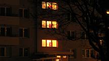 Dům v Kubelíkově ulici před policejním zákrokem. V bytě (třetí nadzemní podlaží vpravo od rozsvícené chodby) se ozbrojený pachatel pohyboval potmě.