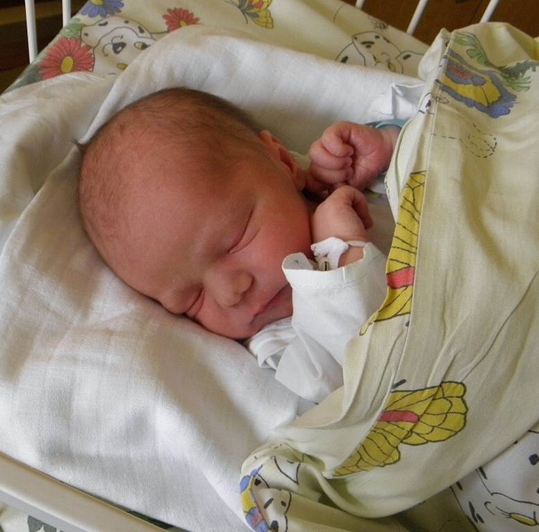 Jonášek Uvíra se narodil 5. listopadu mamince Martině Uvírové z Karviné. Po porodu chlapeček vážil 3450 g a měřil 51 cm.