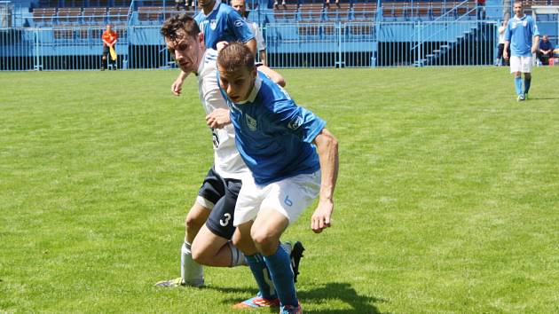 Havířovští fotbalisté (v modrém) vůbec nezvládli domácí utkání s Lískovcem.