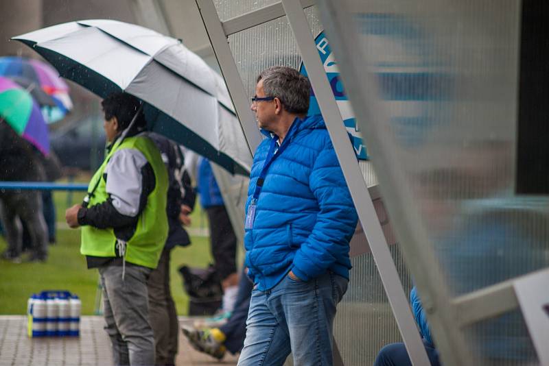 Divizní derby Bohumín - Havířov (v růžovém).