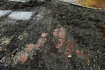 Pod asfaltem byla při rekonstrukci Nádražní ulice objevena původní dlažba, v níž se nacházejí i červené dlažební kostky.