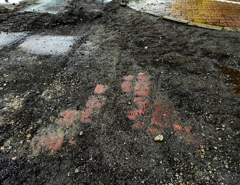 Pod asfaltem byla při rekonstrukci Nádražní ulice objevena původní dlažba, v níž se nacházejí i červené dlažební kostky.