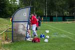 Fotbalisté TJ Petřvald (v bílém) si na závěr okresního přeboru Karvinska poradili s Viktorií Bohumín 11:0.