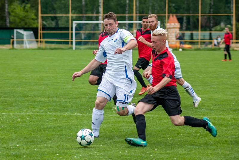 Fotbalisté TJ Petřvald (v bílém) si na závěr okresního přeboru Karvinska poradili s Viktorií Bohumín 11:0.