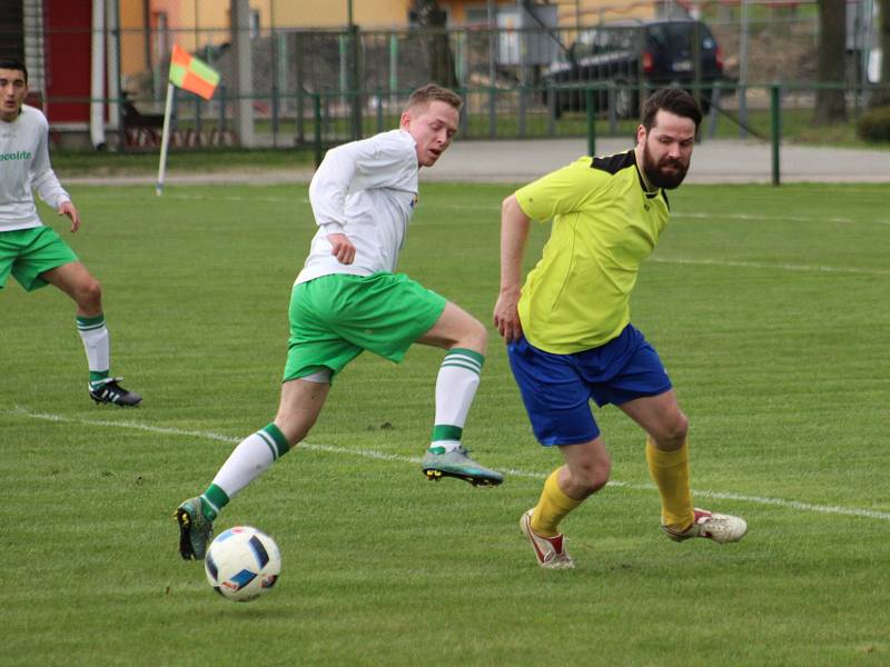 Utkání I.A třídy Stonava - Dolní Datyně (v bílém).