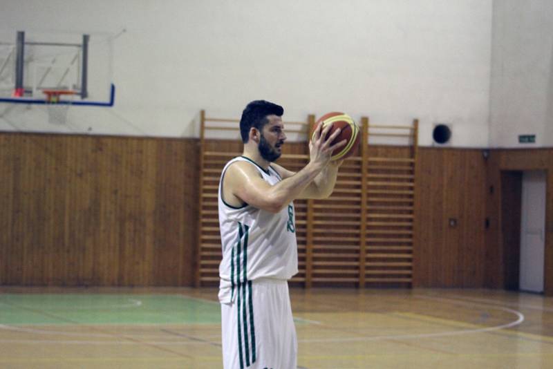 Basketbalisté Karviné (v bílém) schytali od VŠB Ostrava debakl.