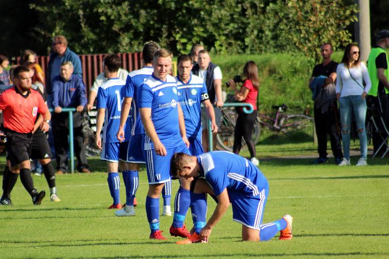 Derby o vedení v I.B třídě zvládly Věřňovice (v modrém), které porazily Záblatí 3:2.