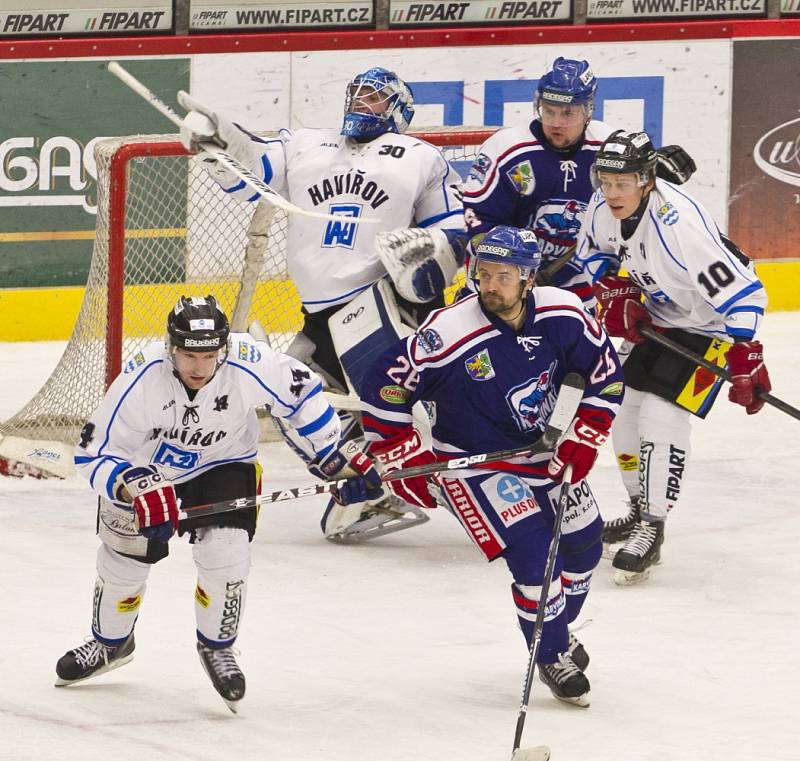 Hokejové derby Havířov - Karviná (v modrém).