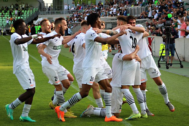 Fotbalisté MFK Karviná porazili v posledním zápase sezony Třinec 1:0, vyhráli druhou ligu (FORTUNA:NÁRODNÍ LIGA) a vybojovali postup do první ligy.