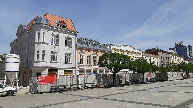 Historické domy na Masarykově náměstí mají novou fasádu. Stavbaři už odstranili lešení. (květen 2022)