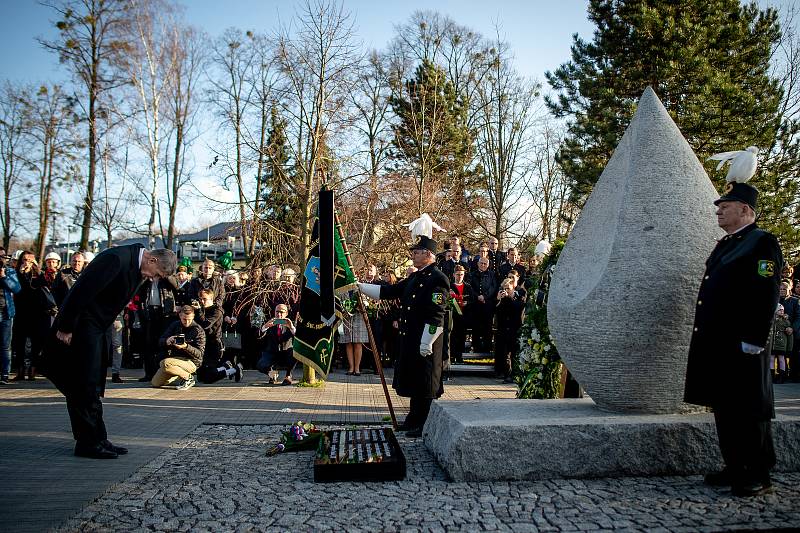 Ve Stonavě se konal pietní akt k uctění památky 13 horníků, kteří před rokem zahynuli v Dole ČSM-Sever při výbuchu metanu. Památku havířů připomíná v centru obce žulový monument ve tvaru slzy, 20. prosince 2019. Na snímku (vlevo) premiér Andrej Babiš.