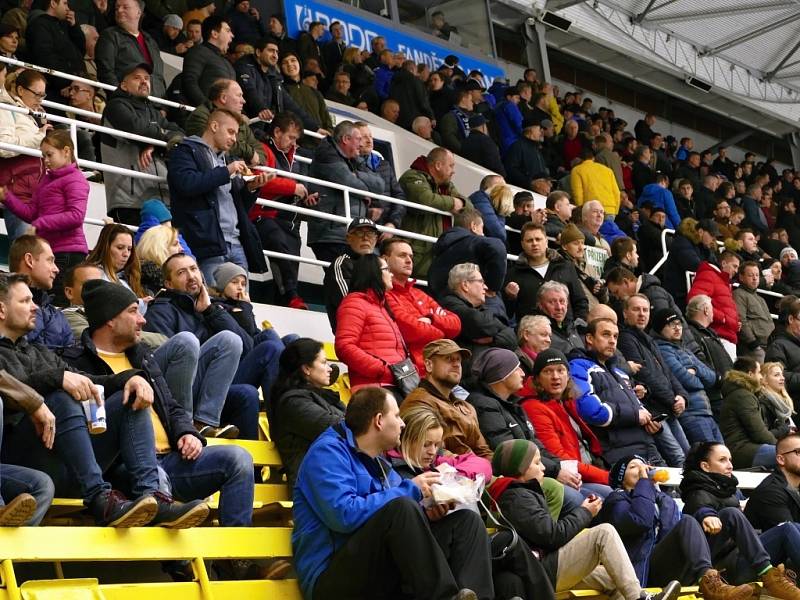 Pohled na střídačku a tribuny havířovského zimního stadionu