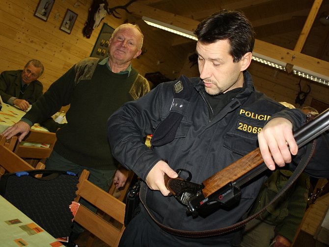 Společnému honu myslivců ve Stonavě předcházela policejní kontrola. 