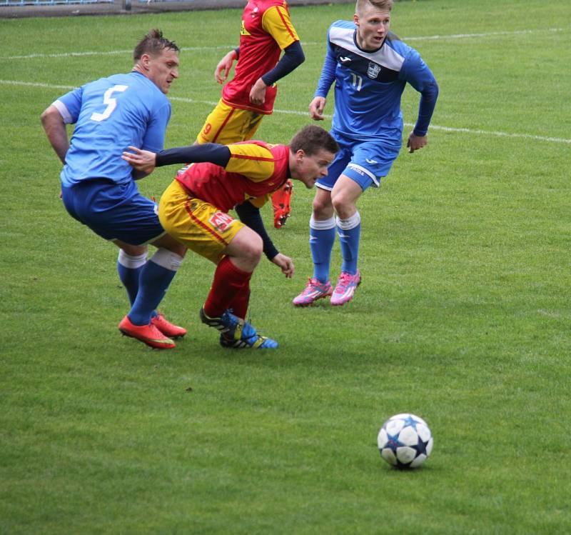 Havířovští fotbalisté (v modrém) zdolali Frýdlant rozdílem dvou branek.