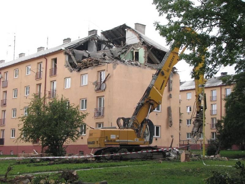 Demolice střechy a bytu v domě, který poškodil výbuch plynu. 