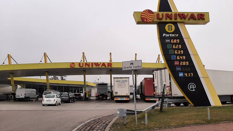 Ceny benzinu na nafty v Česku opět znatelně vyskočily. I Proto se stále vyplatí tankovat v Polsku, kde jsou pohonné hmoty minimálně o 6 až 8 korun levněji. První dálniční benzinka Uniwar v Polsku.