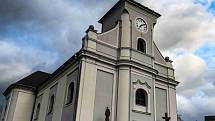 Šikmý kostel sv. Petra z Alkantary v Karviné-Dolech a jeho okolí.