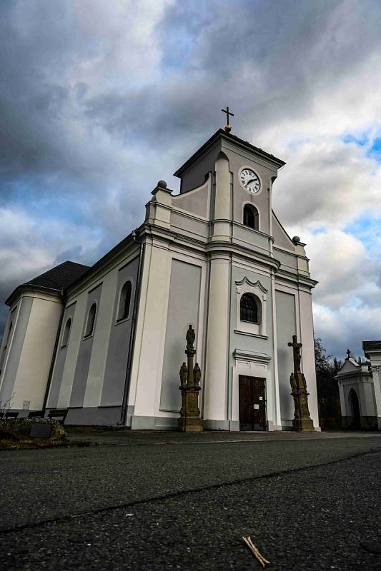 Šikmý kostel sv. Petra z Alkantary v Karviné-Dolech a jeho okolí