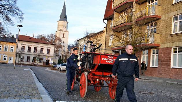 117 let starou stříkačku táhli v minulosti na místo požáru koně. Při jejím čtvrtečním stěhování se však „zapřáhli“ sami hasiči.