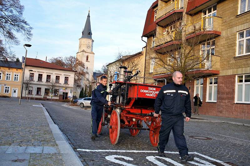 117 let starou stříkačku táhli v minulosti na místo požáru koně. Při jejím čtvrtečním stěhování se však „zapřáhli“ sami hasiči.