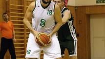 Basketbalisté Karviné (v bílém) zvládli víkend proti těžkým soupeřům z Brna.