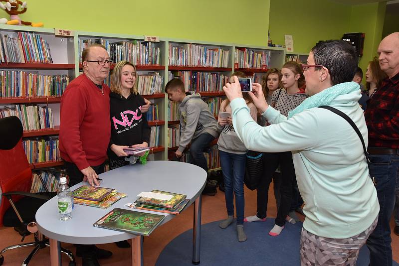 Petr Janda četl dětem pohádky v karvinské knihovně.