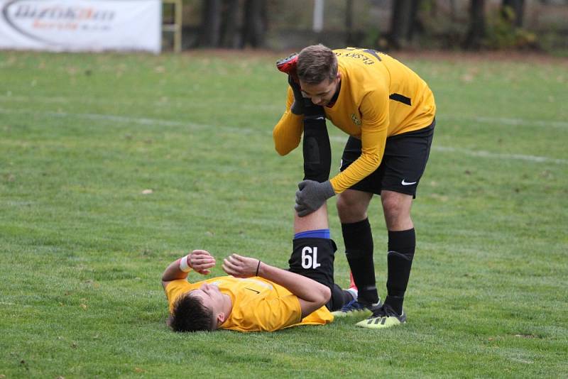 Fotbalisté Těšína (žluté dresy) remizovali doma s Bystřicí.