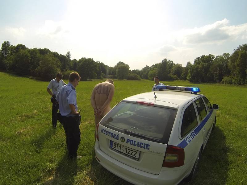 Nahého motorkáře zadrželi policisté. 