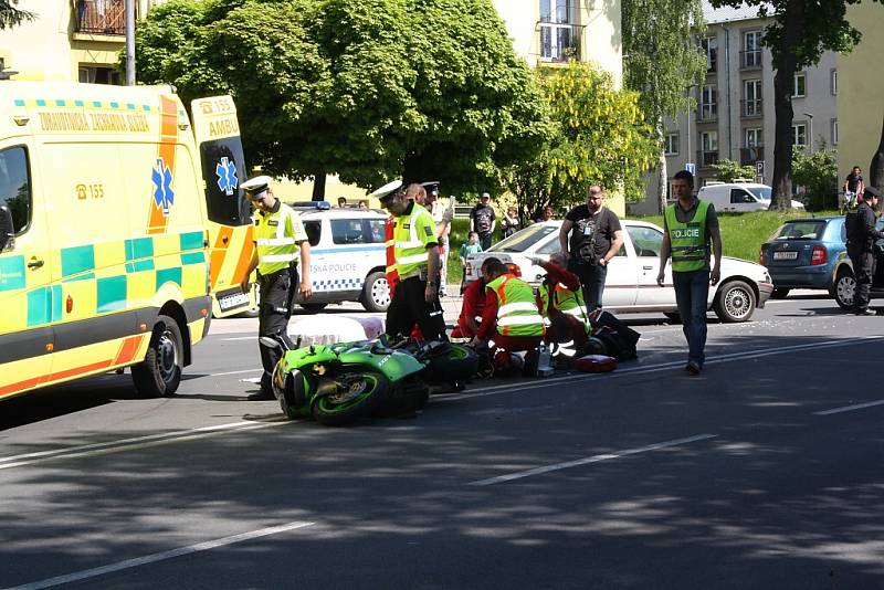 Nehoda osobního automobilu a motocyklu si vyžádala zranění motorkáře. 