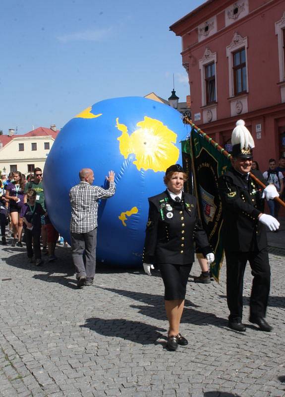 V sobotu proběhlo finále studentských GLOBE Games, které letos hostila Karviná. Na Masarykově náměstí se konal badataleský jarmark, kdy malí vědci představili veřejnsoti výsledky svého bádání a pokusů.