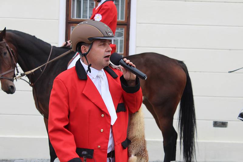 V Karviné se dnes konala historicky první Hubertova jízda. Na náměstí se sešla stovka koní a jezdců z celého okresu i Polska.