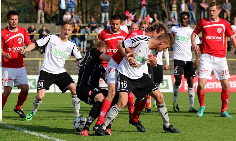 Karviná (v bílém) porazila hladce Pardubice 3:0.