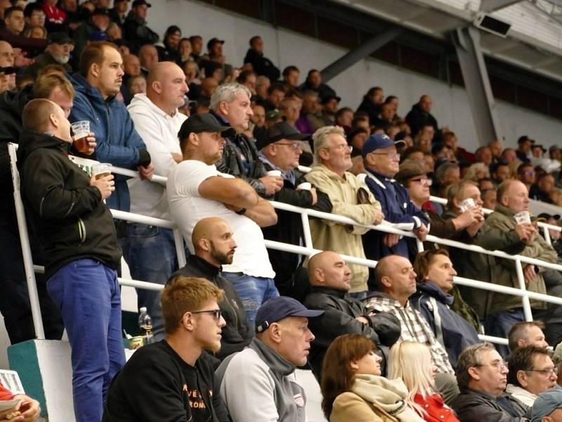 Pohled na střídačku a tribuny havířovského zimního stadionu