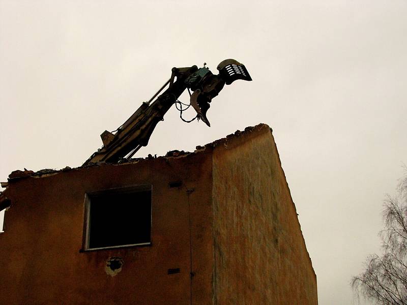 Demolice domu v ulici Obránců míru v Havířově-Šumbarku. 