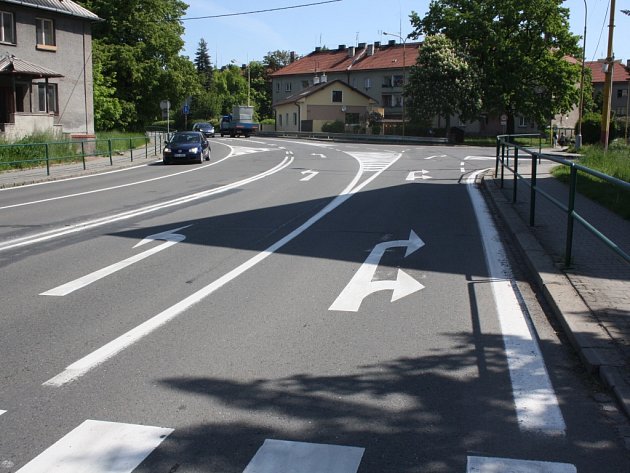 Někdo vymyslel a nechal namalovat zdvojené odbočovací šipky. Po několika dnech byly přemalovány. 