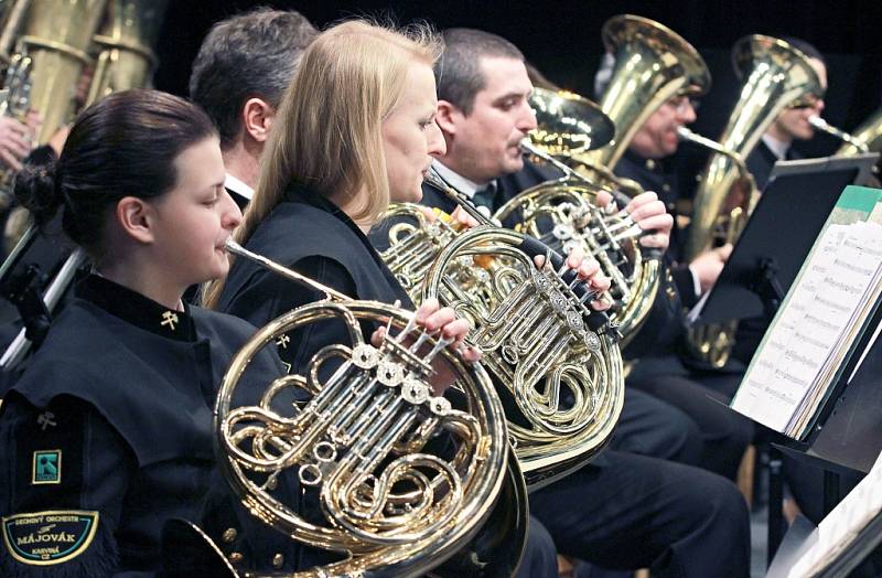 Karvinský dechový orchestr Májovák zahrál tradičně na Nový rok svůj už 15. Novoroční koncert. 