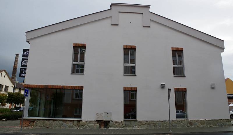 Prázdné budovy bývalých papíren v centru Českého Těšína se proměnily v centrum služeb a obchodu. Kromě toho tam budou i ordinace lékařů. Parkoviště v areálu nabízí 78 míst.